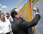 Los presidentes Juan Manuel Santos y François Hollande visitaron las zona veredal de Caldono, en Cauca, para verificar cómo se implementa el proceso de paz. FOTO AFP