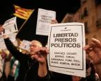 Tras la decisión de la juez de detener a ocho líderes independentistas, sus partidarios salieron a las calles para defender la causa. Los llamaron prisioneros políticos y pidieron su libertad. FOTO reuters