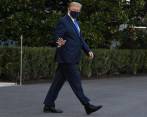 Este es el momento en el que Trump abordó un helicóptero de la Casa Blanca para ir a un hospital militar. FOTO AFP