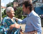 Dos semanas después de su triunfo, el alcalde electo de Medellín, Federico Gutiérrez, sigue dando gracias en la calle. FOTO cortesía