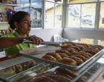 En Mesetas, Meta, una excombatiente le apuesta a una panadería como su poryecto productivo. FOTO manuel saldarriaga