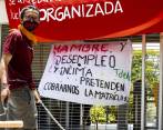 Esteban Romero, estudiante de la Universidad Nacional, ajusta una semana encadenado junto a un compañero en la portería de la sede Medellín. Aún no están en huelga de hambre. FOTO Jaime pérez
