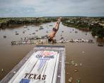  El colombiano Orlando Duque (Izq) en el podio de la tercera parada de la Serie Mundial del Red Bull Cliff Diving en el Possum Kingdom Lake de Texas, junto con Gary Hunt (C) y Artem Silchenko (Der). (Colprensa - Cortesía Red Bull) 