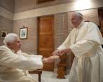 Papa emérito Benedicto XVI junto al papa Francisco. FOTO EFE