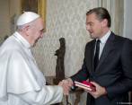 Este fue el libro de pinturas de Hieronymus Bosch que Leonardo Di Caprio le entregó al Papa Francisco este jueves en El Vaticano. FOTO L’Osservatore Romano/Pool vía AP