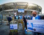 Los alrededores del estadio San Paolo han estado atiborrados de hinchas que recuerdan a Maradona. FOTO EFE