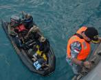 Buzos indonesios hallan cajas negras de avión de AirAsia