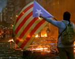 Fuego y lanzamiento de objetos en la quinta jornada de manifestaciones. FOTO EFE
