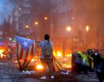 Las masivas protestas pacíficas han contrastado con la violencia de algunos manifestantes que chocaron con la Policía. FOTO EFE