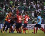 Así fue el festejo de los rojos en el estadio Palmaseca, luego de eliminar a Cali en la semifinal de la Copa Águila. Todos buscan al arquero David González, figura en la definición. FOTO Colprensa