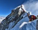 Desde que las autoridades nepalesas liberalizaron el ascenso a esta montaña en los años 1990, las expediciones comerciales aumentaron y por lo tanto el número de alpinist. Foto: AFP