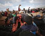 Cuando las Fuerzas de Defensa de Israel intentaron dispersar a los manifestantes palestinos cercanos a la barrera de seguridad en la Franja de Gaza, utilizaron gases lacrimógenos. FOTO efe