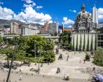 Hace 20 años nació está plaza y el renovado Museo de Antioquia. Arriba: María del Rosario Escobar y Juan Gómez Martínez. FOTOs juan antonio sánchez
