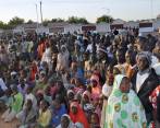 Personas desplazadas de Baga escuchan al presidente de Nigeria, Goodluck Jonathan (invisible), en un campo de Maiduguri, el 15 de enero de 2015. El de Baga es el peor ataque de Boko Haram en su insurgencia de seis años. FOTO AFP