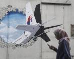 Mural dedicado a la desaprición del vuelo MH370 de Malaysia Airlines. FOTO: EFE