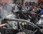 Palestinos inspeccionan el automóvil destruido del miembro de Hamas, Hamed Al-Khodari, después de ser golpeado por un ataque aéreo israelí en la ciudad de Gaza este 5 de mayo de 2019. Foto Efe.