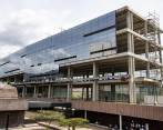 La sede administrativa de la IU Digital de Antioquia está ubicada en la Plaza de la Libertad. Hoy avanzan en la instalación de la fachada flotante de vidrio en tres de sus caras. FOTO jaime pérez