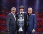 Los entrenadores Fernando Santos (Portugal), Joachim Löw (Alemania) y Didier Deschamps (Francia), posan con el trofeo de la Eurocopa. FOTO EFE