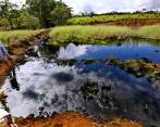 Las Farc derramaron 5.019 galones de hidrocarburo y causaron en Puerto Asís, Putumayo, un gran daño ambiental que se solucionaría en 17 años. El frente 48 de las Farc abrió las válvulas a 23 carrotanques y vertió sobre la vía el crudo. Foto: Juan Antonio Sánchez Ocampo