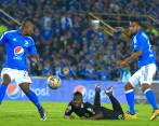 Marlos Moreno, entre los rivales azules anoche en El Campín. “Ni somos el Dream Team por lo que venímos haciendo, ni somos los peores por la derrota”, dijo Rueda. FOTO Colprensa 