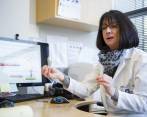 La doctora Nancy Sullivan investiga actualmente la fiabilidad de la vacuna que inventó. FOTO ap