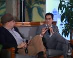 Según Hoyos (derecha), así como las TIC han generado cambios disruptivos, hace falta una disrupción profunda en la política. Gustavo Duncan presentó el libro (izquierda). FOTO cortesía