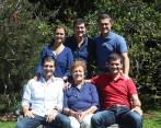 Doña Lía Jiménez de Yepes, con sus hijos Carlos Raúl, Álvaro, Diego, Sergio y María Claudia. FOTO CORTESÍA 