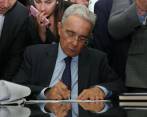 El expresidente Álvaro Uribe anunció que el proyecto de segunda instancia volverá a presentarse ante el Congreso sin el parágrafo de efecto suspensivo. FOTO: COLPRENSA
