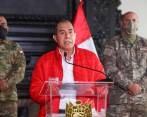 Acompañado de la cúpula militar, el primer ministro de Perú, Walter Martos, rechazó lo que calificó como “intento de golpe de Estado” contra Vizcarra. FOTO EFE