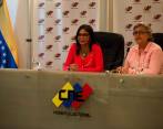 Delcy Rodríguez, presidenta de la Asamblea Nacional Constituyente (ANC) chavista (izquierda), compareció con Lucena y aseguró que trabajarán conjuntamente para buscar otra fecha. FOTO efe