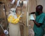 El personal médico que trata el ébola debe usar trajes de protección. FOTO: REUTERS