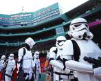El Estadio de los Red Sox de Boston fue el escenario para que un grupo de Storm Troopers patrullara durante el día de Star Wars. Foto: AFP 