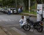 La imagen corresponde a la escena del levantamiento del cadáver de Carlos Balaguera Ayala, asesinado en las afueras de un colegio de Belén. FOTO SANTIAGO MESA