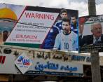 La indignación de la sociedad palestina ante el ya cancelado partido en Jerusalén fue evidente en distintas pancartas en las calles de Hebrón. FOTO AFP