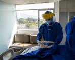 Entró a funcionar ayer el modelo de teleasistencia con intensivistas que están en sus casas por edad o riesgo médico. Permitirá ampliar margen de operación en cuidado crítico. FOTO esteban vanegas