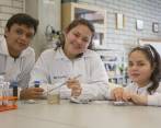 Matheo Muñoz (16), estudiante de ingeniería industrial de la Universidad Nacional; María de la Paz Lopera (17), estudiante de veterinaria en la Universidad de La Salle y Yuliana Morales (17), estudiante de técnica en administración en el SENA. FOTO: Cortesía Natalia López. 