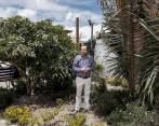 El alcalde de Sonsón, Obed Zuluaga, muestra el lugar del parque en el que da la dirección de la ferretería fantasma del exconcejal Carlos Cardona. FOTO jaime pérez