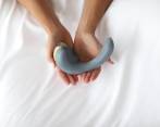 El dispositivo manos libres, utiliza biomimetismo y robótica para ayudar a las mujeres a lograr un orgasmo combinado al estimular simultáneamente el punto G y el clítoris. Foto: EFE