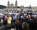 Con un plantón que se cumplió en la Plaza de Bolívar en Bogotá, familiares de los periodistas del Canal en RCN retenidos en Norte de Santander. FOTO COLPRENSA