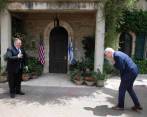 El líder del partido israelí Azul y Blanco, Benny Gantz, reverencia al secretario de Estado de EE. UU., Mike Popeo, a su llegada a Israel. FOTO AFP