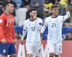 Lionel Messi y Paulo Dybala festejando. FOTO AFP