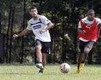 Julián Guillermo (sin peto) hizo parte del grupo titular del Medellín que paró ayer el entrenador Hernán Torres en la práctica realizada en la cancha de El Retiro. FOTO juan antonio sánchez