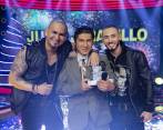 Róbinson Uriel Silva (centro) posó junto a sus rivales en la final, el dueto que imitaba a Wisin y Yandel. FOTO: cortesía Canal Caracol