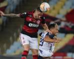 Teófilo Gutiérrez luchando por el balón en la derrota 3-1 frente al Flamengo. FOTO AFP