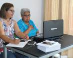 De la mano de Elcira, su hija menor, Carmen logró culminar su bachillerato y graduarse a los 82 años. FOTO CORTESÍA