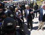 Los expresidentes Pastrana y Piñera acudieron al centro penitenciario en Caracas acompañados por la esposa de Leopoldo López, Lilian Tintori y otros líderes opositores al Gobierno. Calificaron de antidemocrático que se les impidiera visitarlo. FOTO reuters