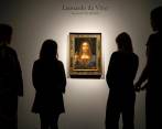 Imagen de octubre de 2017 de empleados de Christie's observando la pintura antes de la subasta. FOTO AFP