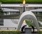 El alcalde de Hiroshima, Kazumi Matsui (R), y representantes de familias participan en una ceremonia en el Memorial durante el servicio conmemorativo del 75 aniversario de las víctimas de la bomba atómica en el Parque Memorial de la Paz en Hiroshima. Foto: AFP