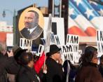 Un grupo de personas portan pancartas bajo el eslogan "Soy un hombre" de la huelga de 1968 de trabajadores sanitarios, durante una manifestación con motivo del 50º aniversario del asesinato de Martin Luther King Jr. en Memphis, Tennessee. FOTO EFE