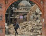 La mayoría de edificios destruidos son antiguos y no ofrecían sismo resistencia, según reportes. El valle de Katmandú fue una de las zonas más afectadas por el terremoto de 7,8 grados, que no es el primero que ha golpeado a la región. FOTO AP 